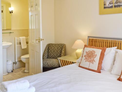 una camera con letto e sedia di High Mere a Windermere