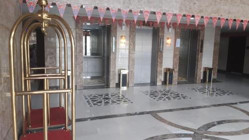 a lobby with a gold door in a building at فندق البيرق in Makkah