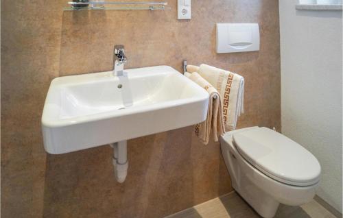 een badkamer met een wastafel en een toilet bij Amazing Apartment In Niederau With House A Mountain View in Niederau