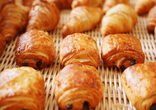 a bunch of pastries sitting on a rack at APA Hotel TKP Keikyu Kawasaki Ekimae in Kawasaki
