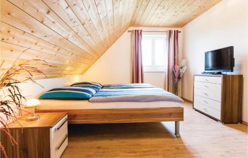 sypialnia z łóżkiem i drewnianym sufitem w obiekcie Ferienhaus 6 Altefhr w mieście Altefähr