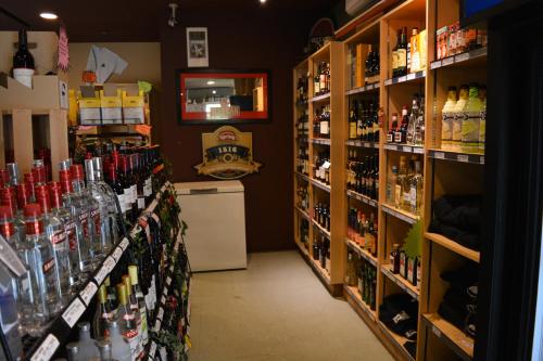una tienda llena de muchas botellas de alcohol en Sasquatch Inn, en Harrison Mills