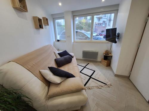Photo de la galerie de l'établissement Charmant Appartement au Centre-ville d'Épinal, Parfait pour 2 avec Commodités Incluses - FR-1-589-468, à Épinal