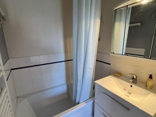 Kúpeľňa v ubytovaní Appartement 2 pièces avec balcon et accès direct plage à Cabourg, animaux admis - FR-1-487-352