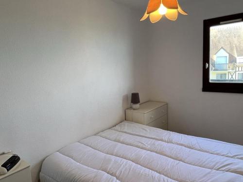 Posteľ alebo postele v izbe v ubytovaní Appartement 2 pièces avec balcon et accès direct plage à Cabourg, animaux admis - FR-1-487-352