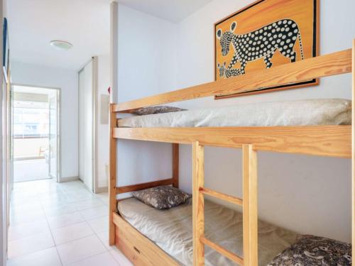 quelques lits superposés dans une chambre dans l'établissement Appartement lumineux au port de plaisance, à 200m de la plage avec parking et commerces à proximité - FR-1-2-425, à Hendaye