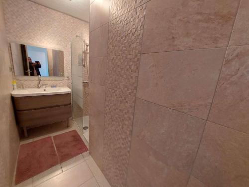 Kúpeľňa v ubytovaní Appartement 2 pièces climatisé en front de mer au Grau d'Agde avec terrasse et accès direct à la plage - FR-1-423-275