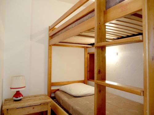 sypialnia z 2 łóżkami piętrowymi i stołem w obiekcie Appartement lumineux Proche des commerces et des pistes Balcon - FR-1-502-483 w mieście Tignes