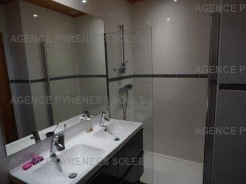 uma casa de banho com um lavatório e um espelho em Maison La Llagonne, 6 pièces, 10 personnes - FR-1-295-189 em La Llagonne