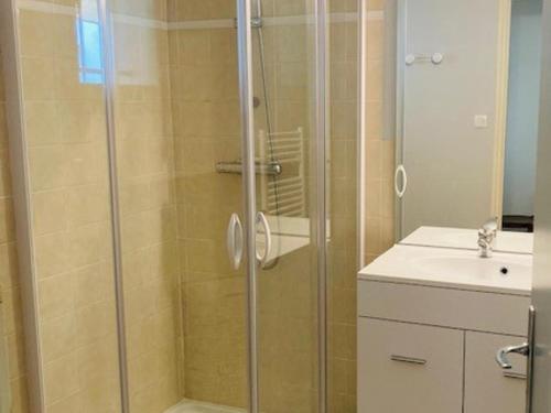een badkamer met een douche en een wastafel bij Maison La Flotte, 3 pièces, 6 personnes - FR-1-544-23 in La Flotte