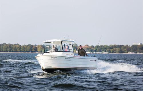 Ein Mann auf einem Boot im Wasser. in der Unterkunft Ferienhaus 5 Altefähr in Altefähr