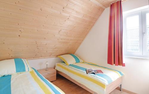 - une chambre avec 2 lits et une fenêtre dans l'établissement Ferienhaus 5 Altefhr, à Altefähr