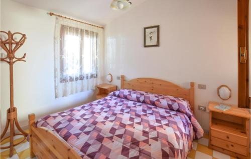 a bedroom with a bed with a purple at Lovely Apartment In Torre Dei Corsari in Torre Dei Corsari