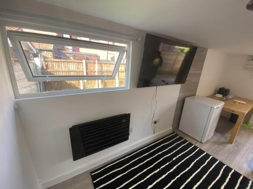 Kleines Zimmer mit Kamin und Fenster in der Unterkunft Modern Guest house with private entrance in Manchester
