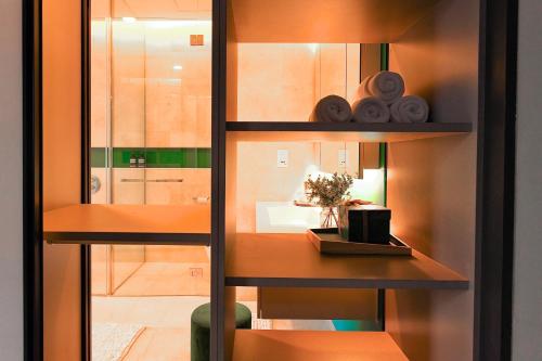 Una habitación con una mesa, un espejo y un estante. en Tropicana The Residences - KLCC VIEW Luxury Apartment Collections, en Kuala Lumpur