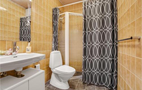 y baño con aseo y cortina de ducha. en Gorgeous Apartment In Vestervig With Kitchen, en Vestervig