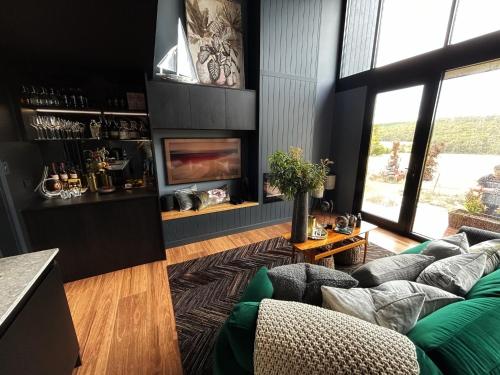 sala de estar con sofá y chimenea en Murdoch + Luxury + Experience en Lebrina