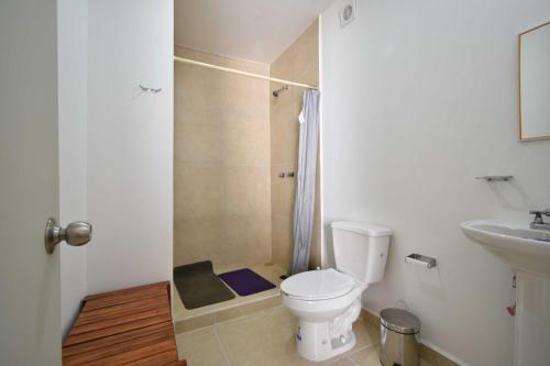 uma casa de banho com um WC, um chuveiro e um lavatório. em Casa de descanso con alberca en Ayala, Morelos em Tlayecac