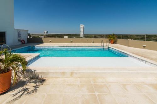 a swimming pool on the roof of a building at Apartamento acogedor in Montería