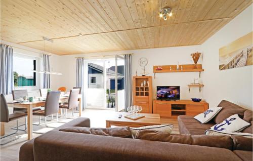 ein Wohnzimmer mit einer Couch und einem Tisch in der Unterkunft Ferienhaus 15 Altefähr in Altefähr