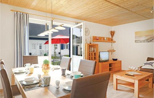 ein Esszimmer und ein Wohnzimmer mit einem Esstisch in der Unterkunft Ferienhaus 15 Altefähr in Altefähr