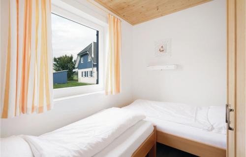 アルテフェーアにあるFerienhaus 15 Altefhrのベッドルーム1室(ベッド2台、窓付)