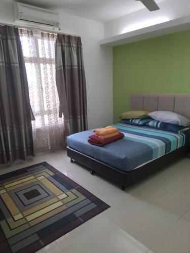 una camera con letto e tappeto di AL Fateh Apartment Wakaf Che Yeh a Wakaf Che Yeh