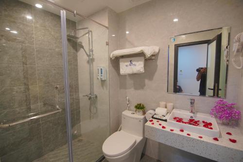 La salle de bains est pourvue d'une douche, de toilettes et d'un lavabo. dans l'établissement KL HOTEL HA LONG, à Hạ Long