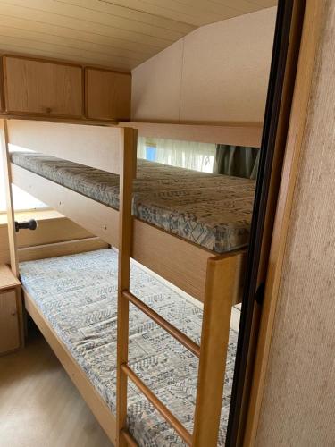 ein paar Etagenbetten in einem kleinen Zimmer in der Unterkunft Camping Erika in Paestum