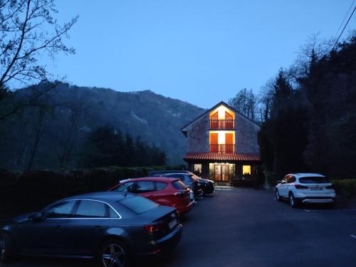 Nespecifikovaný výhled na hory nebo výhled na hory při pohledu z hotelu