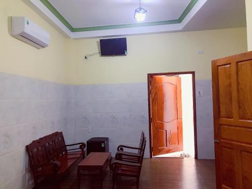 a room with a table and chairs and a door at Khách sạn Thanh Bình Bến Lức in Bến Lức