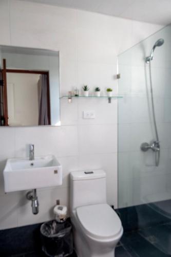 Un baño de Palmer Suites