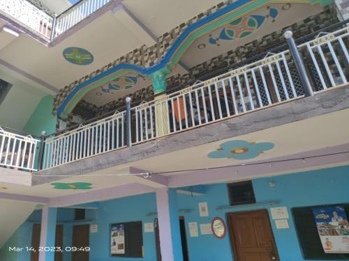 una escalera en un edificio escolar con balcón en Bhatt Homestay, en Uttarkāshi