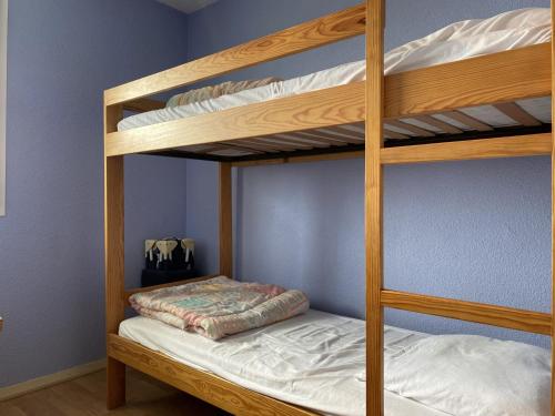 a bedroom with two bunk beds in a room at Appartement Erdeven, 3 pièces, 4 personnes - FR-1-397-68 in Erdeven