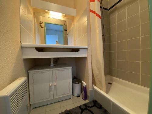 une salle de bain avec un lavabo, un miroir et une baignoire dans l'établissement Duplex cosy à 200m des plages d'Erdeven, piscine, jardinet clos, 4 pers. - FR-1-397-68, à Erdeven