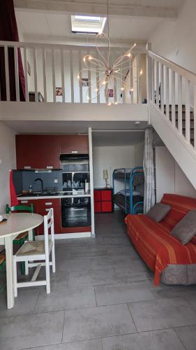 - un salon avec un lit et un escalier dans l'établissement Maisonette à 500m de la plage pour 4 personnes, au Barcarès