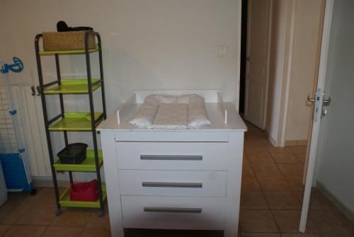 une chambre avec une commode blanche et une étagère dans l'établissement mas, à Aniane