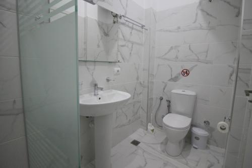 O baie la Zero Zero Apartments Sarande