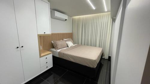 A bed or beds in a room at Condomínio encantador de luxo