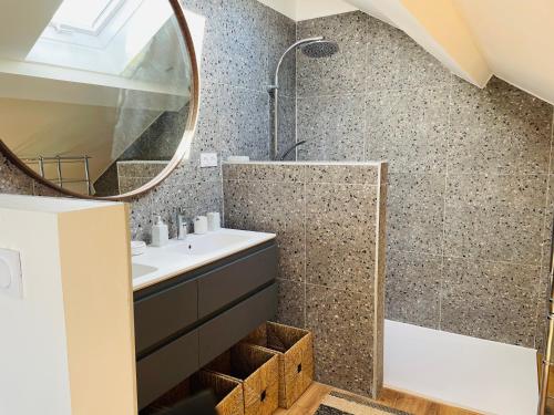 łazienka z umywalką, prysznicem i lustrem w obiekcie Maison de charme de 280m2 avec piscine chauffée … w mieście Luçon