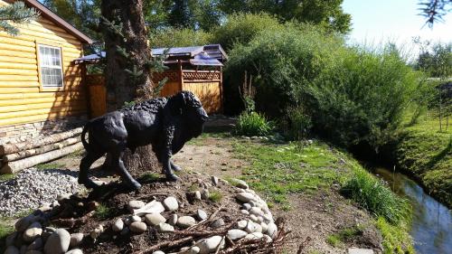 a statue of a black dog standing in a yard at Long Holiday Motel in Gunnison