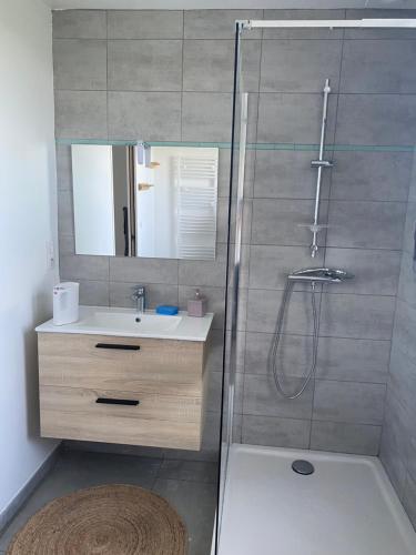 Ένα μπάνιο στο Gîte du Petit tenu 17 couchages -jacuzzi -2h Paris et 6 min gare Vivoin