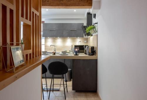 - une cuisine avec un comptoir et quelques chaises dans l'établissement Cesar Havre de Paix vieille ville, à Annecy
