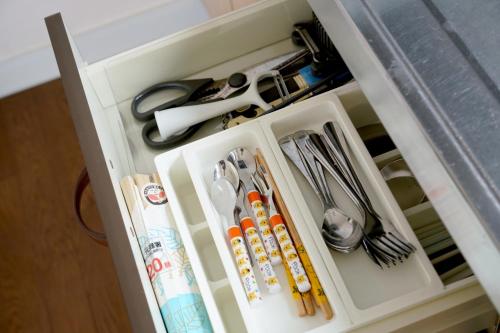 a drawer with scissors and other kitchen utensils at ヒュッテ・ボーデン in Komoro