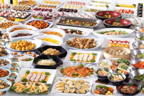 箱根町にあるホテルおかだのテーブルの上に並ぶ様々な種類の料理を楽しめます。