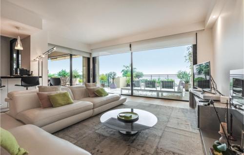 O zonă de relaxare la Cozy Apartment In Vallauris With Wifi