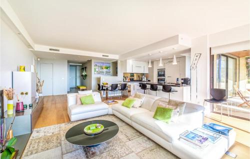 un salon avec un canapé blanc et une table dans l'établissement Cozy Apartment In Vallauris With Wifi, à Vallauris