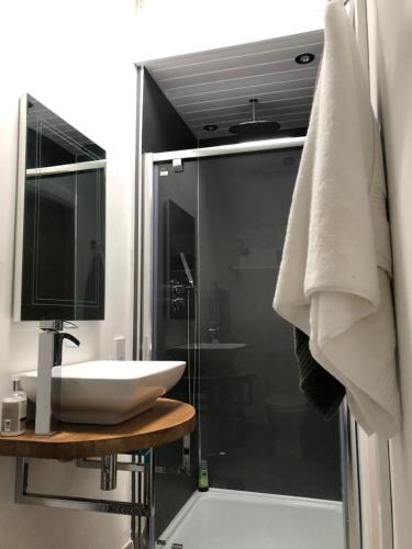 une salle de bain avec lavabo et douche dans l'établissement Aga Cottage, à Headwood