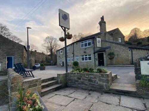 un edificio con una señal delante de él en Poppy's Place en Oakworth