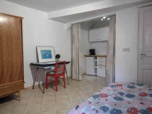 - une chambre avec un lit et un bureau avec un ordinateur portable dans l'établissement Studio Campanule Provence Verdon, à Riez